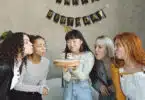 une jeune femme souffle ses bougies