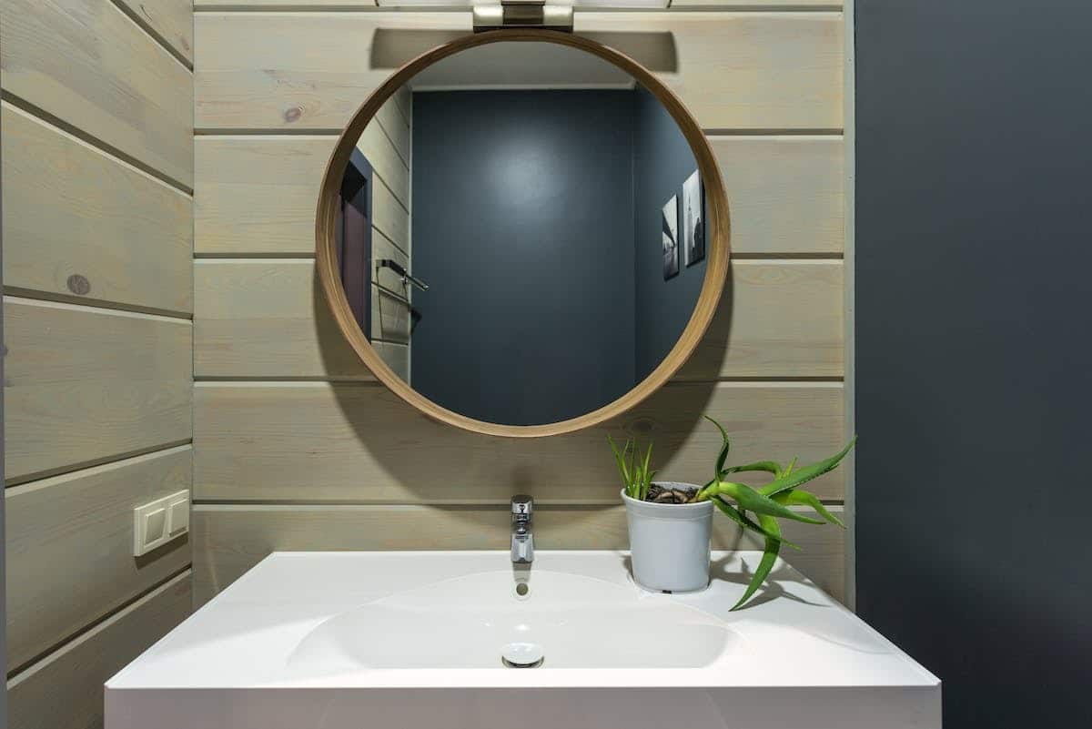 A Guide to Installing and Maintaining an Oval Mirror: Avoiding Common Mistakes and Achieving Flawless Results
