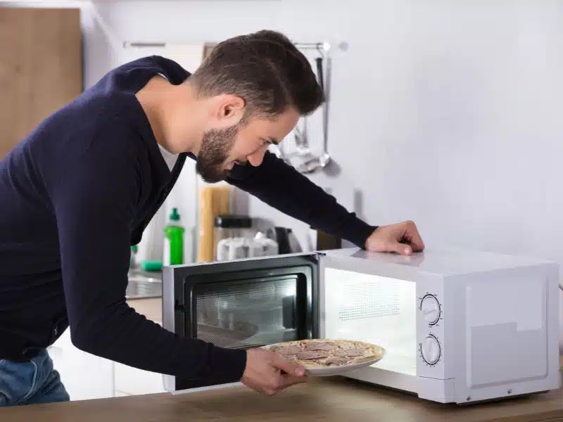 Cuisson express la méthode infaillible pour une pizza surgelée en quelques minutes