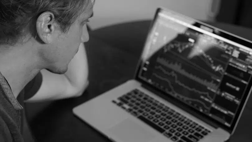 Homme trading sur broker
