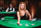 croupière animant une partie de blackjack en ligne sur internet