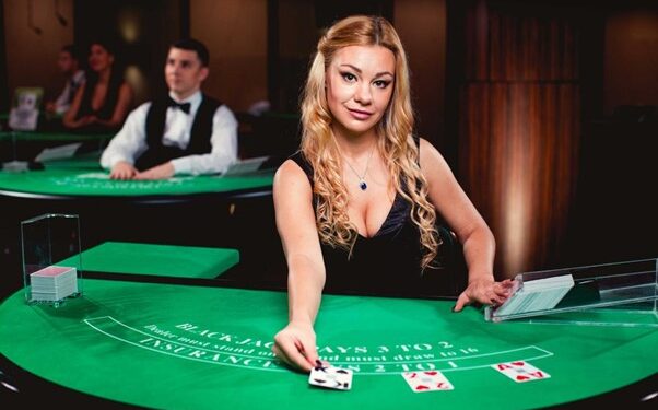croupière animant une partie de blackjack en ligne sur internet