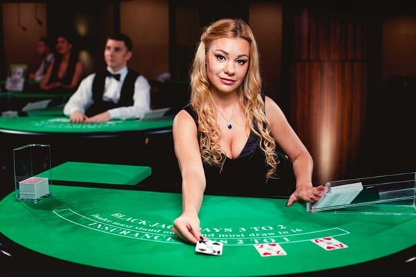 croupière animant une partie de blackjack en ligne sur internet