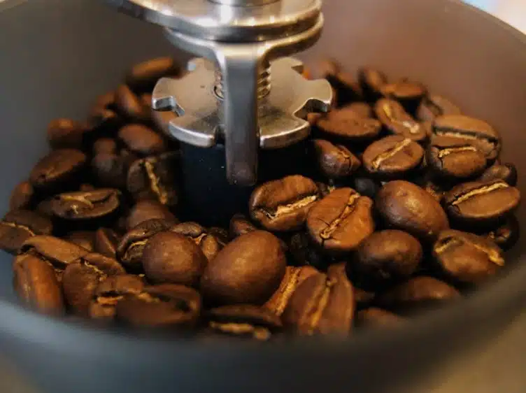 Grains de café dans une machine à café