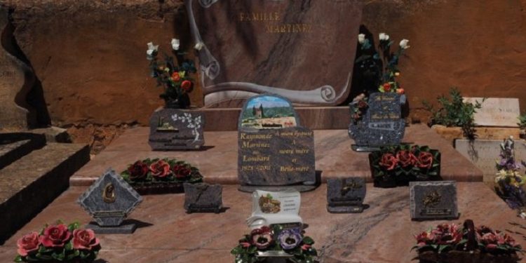 Tout savoir sur les plaques funéraires