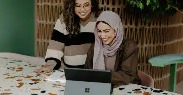 deux femmes regardant l'écran d'un ordinateur