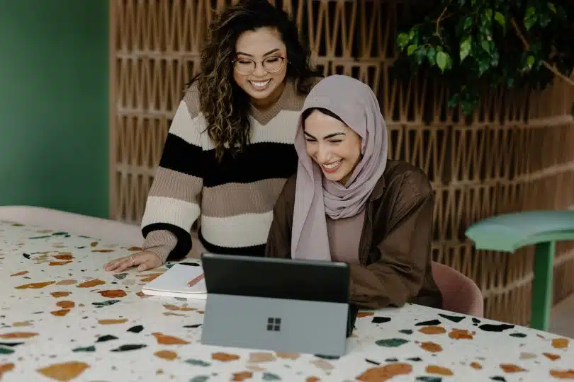 deux femmes regardant l'écran d'un ordinateur