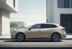 une voiture beige 5 portes