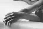 une femme dans son lit