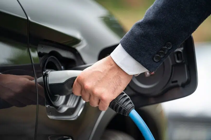 Un homme qui met de l'essence dans sa voiture