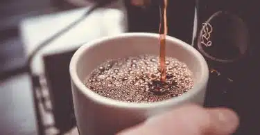 Un café qui coule dans une tasse blanche